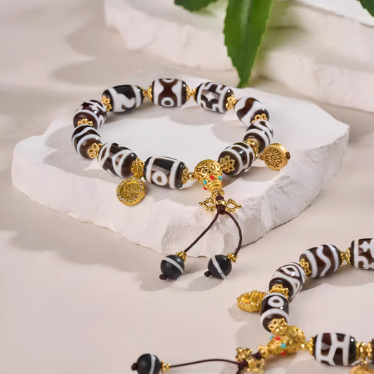Tibetan Buddhist handmade Dzi bead agate bracelet, designed for luck and protection, combining natural gemstones and traditional jewelry craftsmanship.