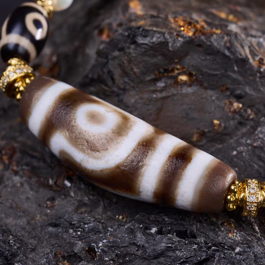 Natural Tibetan agate multi-treasure bracelet, handmade in Tibetan Buddhist jewelry culture, combining spiritual meaning and jewelry art.