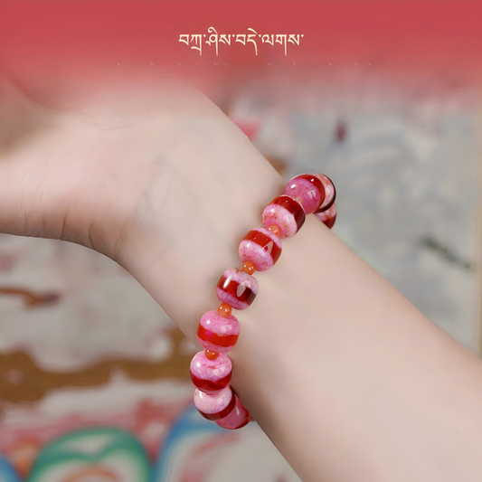 Natural Zhoma agate Dzi bracelet with Medicine Buddha and Yak Tooth, reflecting Tibetan Buddhist jewelry culture and exquisite jewelry art craftsmanship.