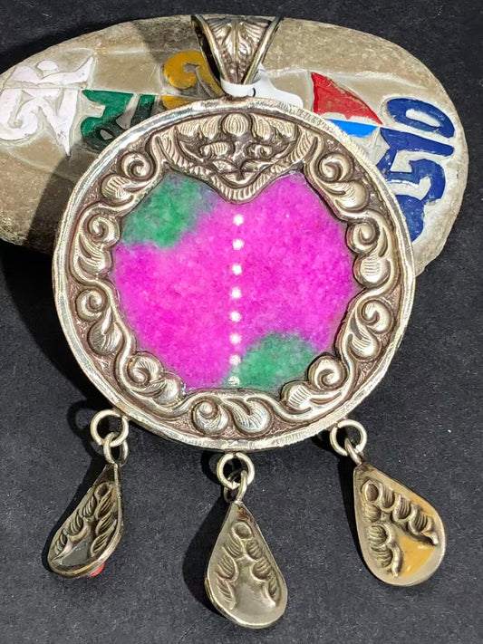 Hand-painted Malaysian jade pendant with Tibetan Buddhist motifs. Represents balance, strength, and spiritual clarity. Ideal for daily wear and meditation.