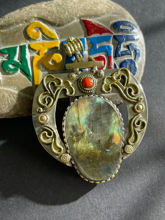 Pure hand-painted Labradorite pendant, reflecting Tibetan Buddhist culture. Known for its protective qualities and spiritual energy, a stunning piece of jewelry art.