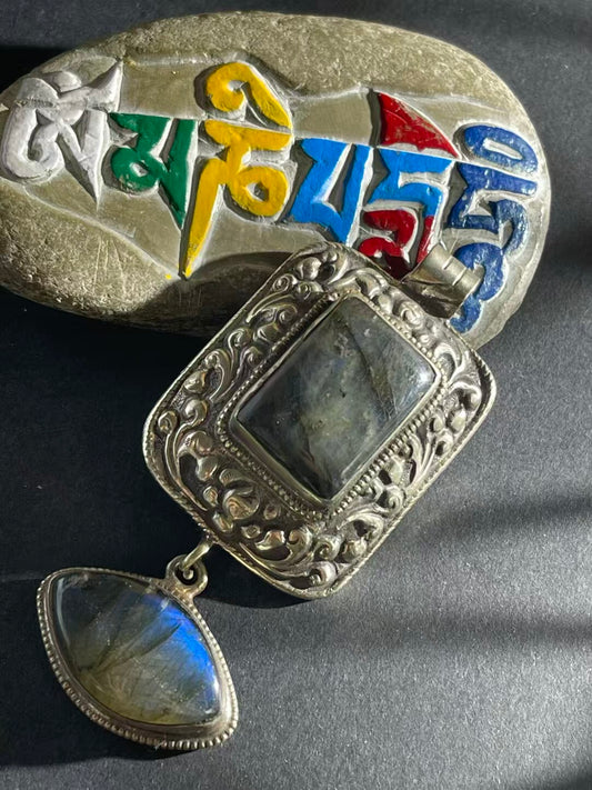 Pure hand-painted Labradorite pendant with Tibetan Buddhist craftsmanship. A meaningful symbol of spiritual protection and enlightenment, perfect for meditation.