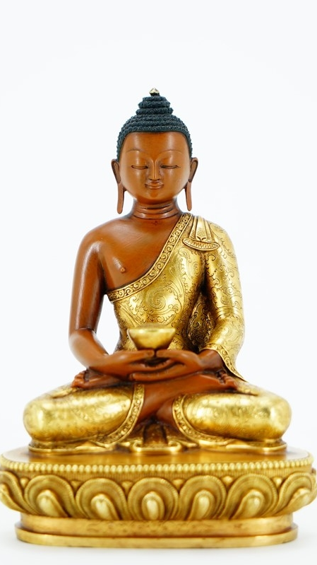 Alt text: Exquisite gilded crown Three Buddhas statue, showcasing Tibetan Buddhist art style with handcrafted details and mineral pigment decorations, symbolizing wisdom and peace in Buddhist culture.