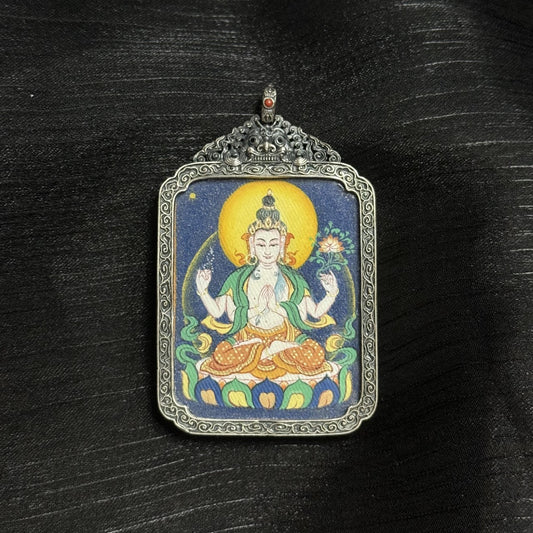 Detailed view of the antique silver-tone casing for the Four-Armed Avalokiteshvara Thangka pendant, symbolising protection and elegance in Tibetan Buddhist tradition.