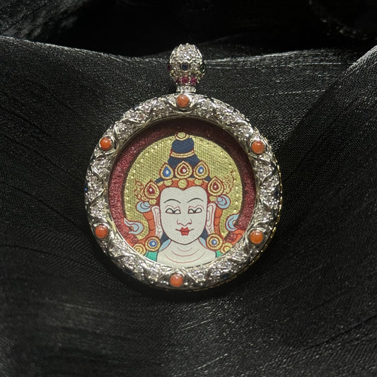 A 3x3cm hand-painted Rekong Red-Gold Mahasthamaprapta Buddha Head Thangka pendant featuring the Bodhisattva of Great Strength, representing joyful giving and light in Buddhist tradition.