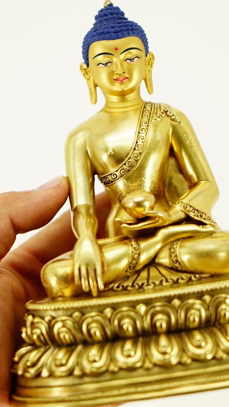 Handmade gilded Shakyamuni Buddha statue, natural mineral pigments, authentic Tibetan Buddhist statues and sacred Buddha statue art.
