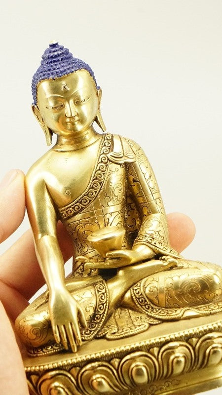Handmade Shakyamuni Buddha statue with pure gilding and mineral colors, essential Tibetan Buddhist statues and Buddha statue art.