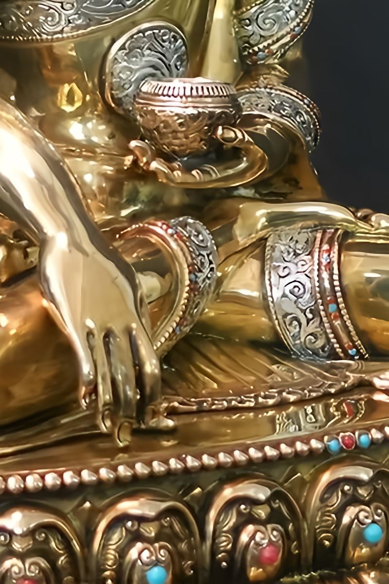 Golden painted brass Shakyamuni Buddha statue, authentic Tibetan Buddhist statues, Buddha Statue Art representing peace and prosperity.