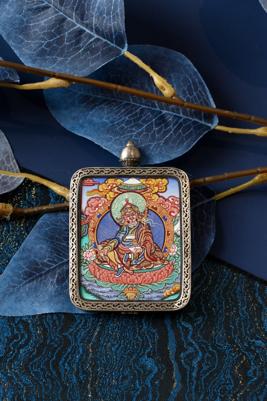 4×5cm Regong Collectible Guru Rinpoche (Standing Form) Buddhist Pendant: A Pocket-Sized Tibetan Buddhist Jewelry