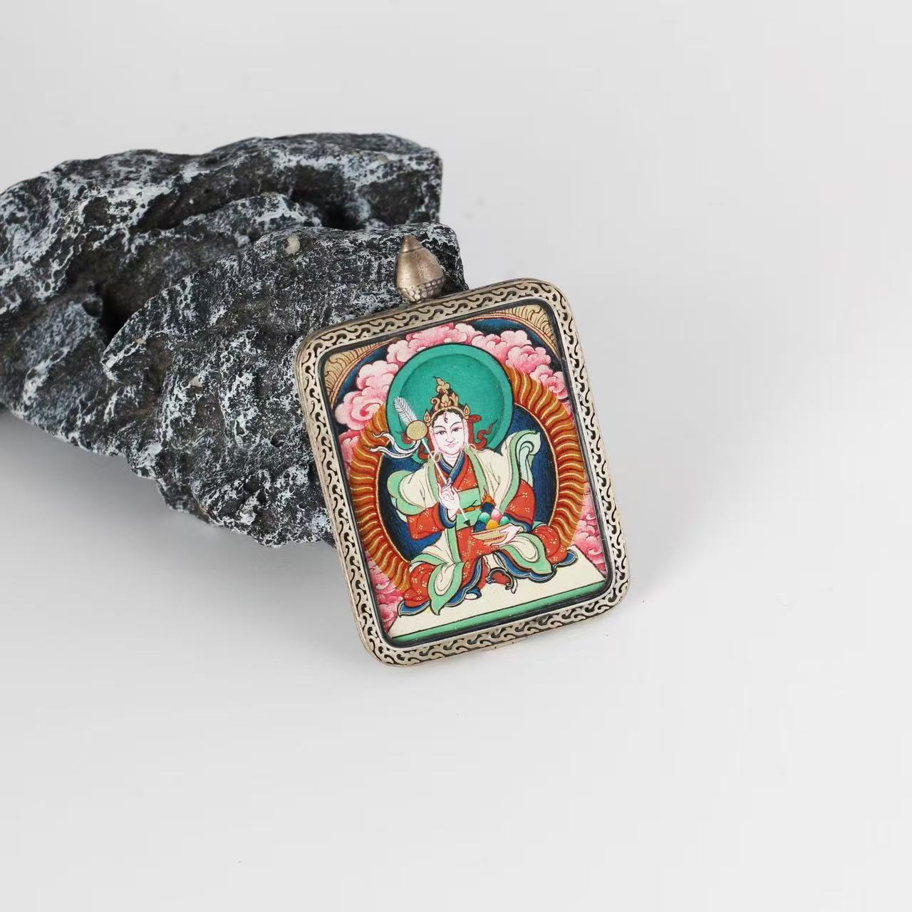  Detailed view of the titanium steel casing for the Palden Lhamo Thangka pendant, symbolizing protection and elegance in Tibetan Buddhist tradition.
