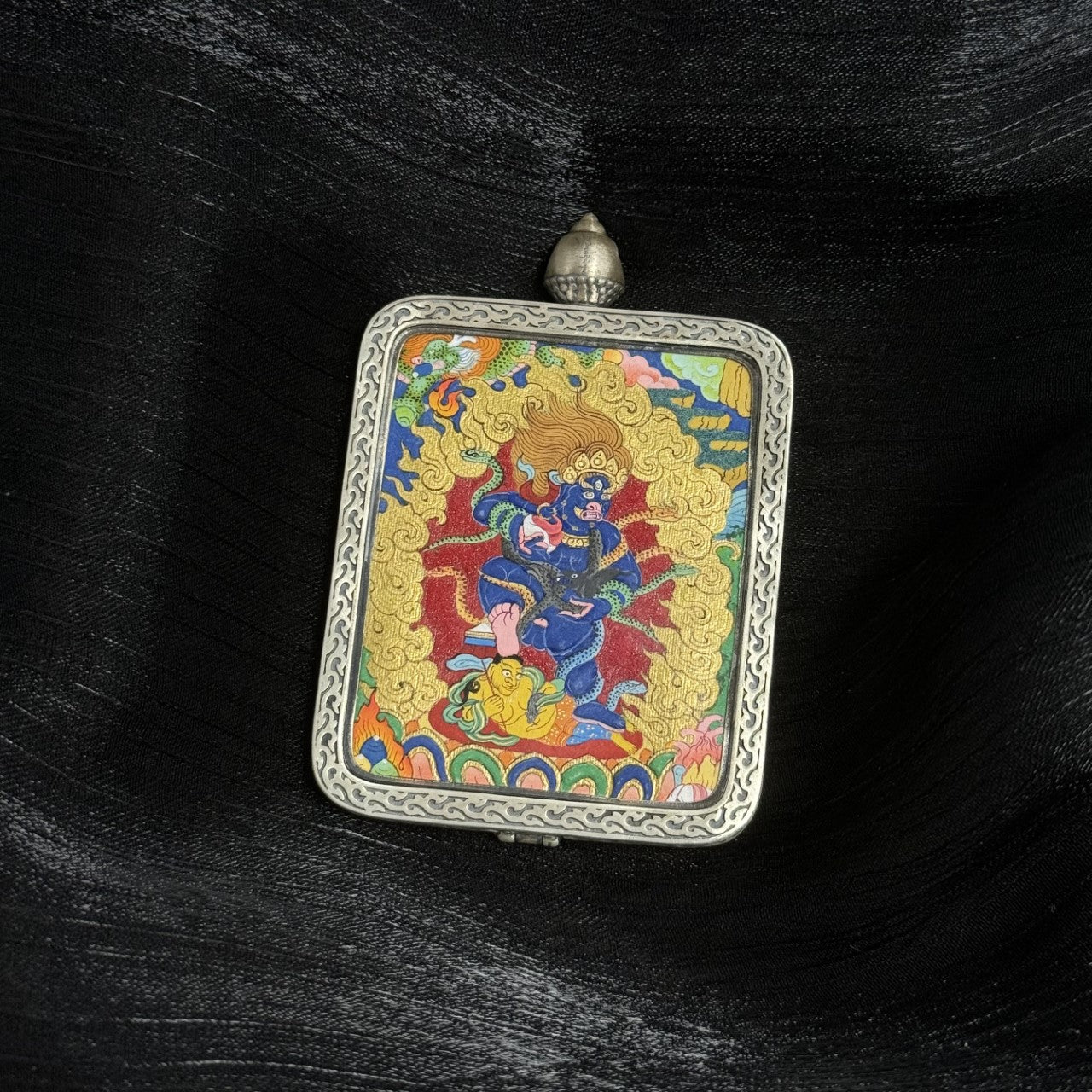  Detailed view of the 925 silver casing for the Black Jambhala Thangka pendant, symbolising protection and elegance in Tibetan Buddhist tradition.
