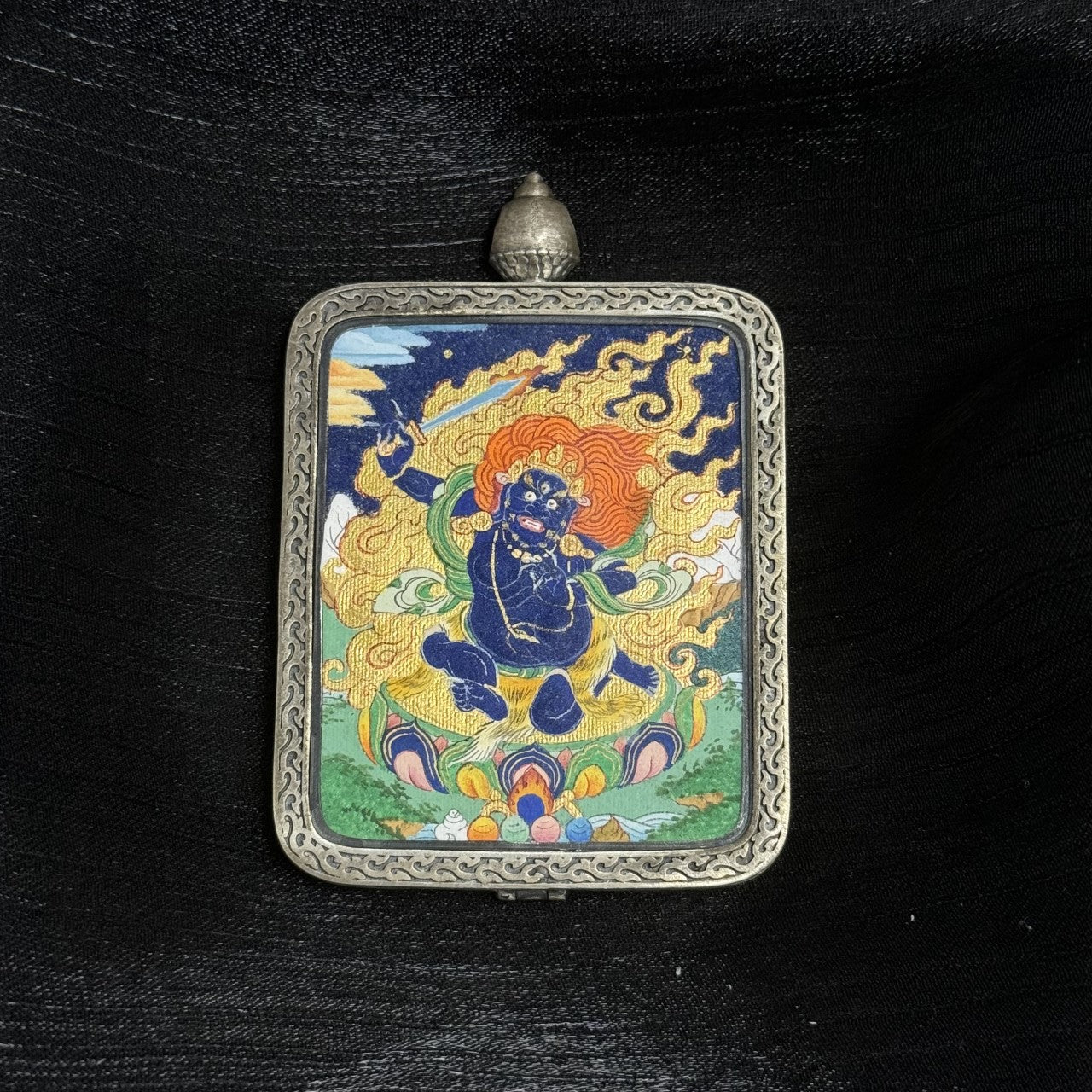 Detailed view of the 925 silver casing for the Acala Thangka pendant, symbolising protection and elegance in Tibetan Buddhist tradition.
