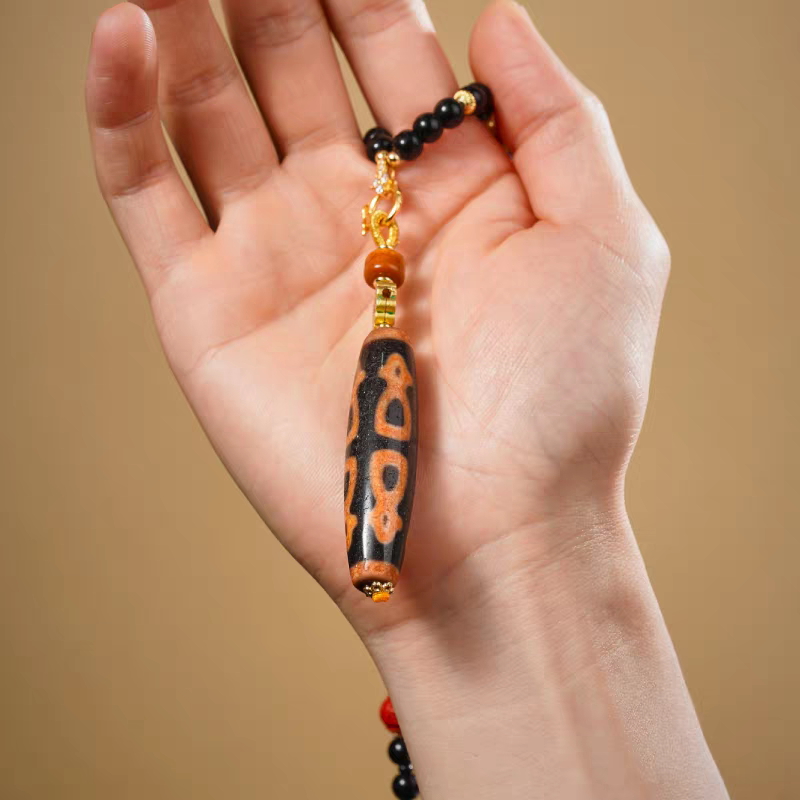  Tibetan Buddhist Jewelry Culture ivory yellow five wealth gods (Jambhala) Dzi pendant necklace. A powerful piece of jewelry art in natural aged agate. Source