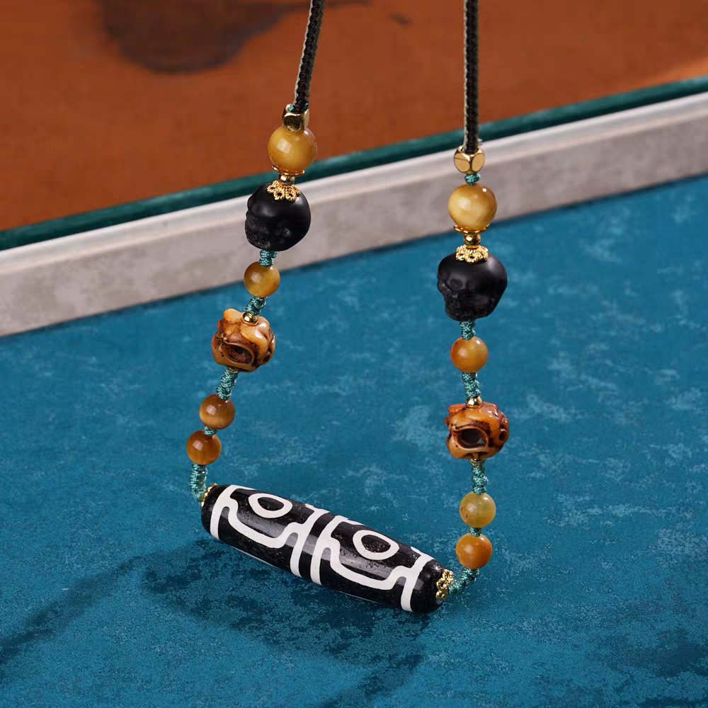 Tibetan Buddhist Jewelry Culture pure black and white mandala four-eyed Dzi necklace. A beautiful piece of jewelry art in natural agate.
