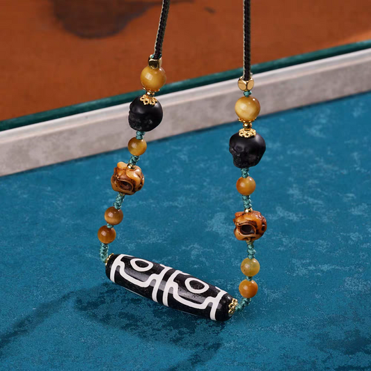 Tibetan Buddhist Jewelry Culture pure black and white mandala four-eyed Dzi necklace. A beautiful piece of jewelry art in natural agate.
