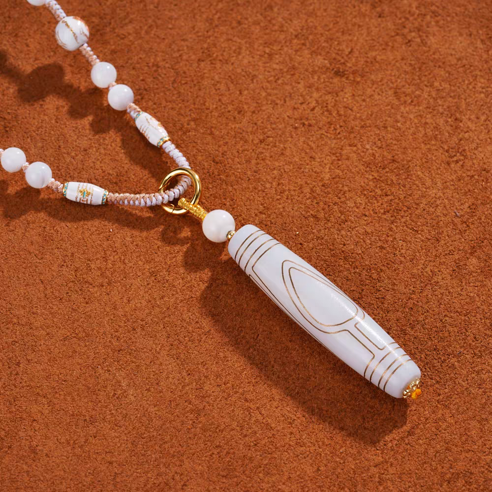 Tibetan Buddhist Jewelry Culture gold-inlaid Tang Tube Dzi necklace with one-eyed pattern and Bodhi beads. A masterpiece of jewelry art.
