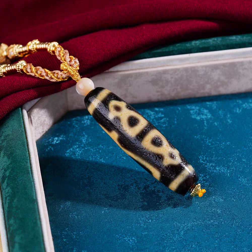 Tibetan Buddhist Jewelry Culture five wealth gods (Jambala) pendant necklace. A sacred piece of jewelry art in natural agate for prosperity. Source
