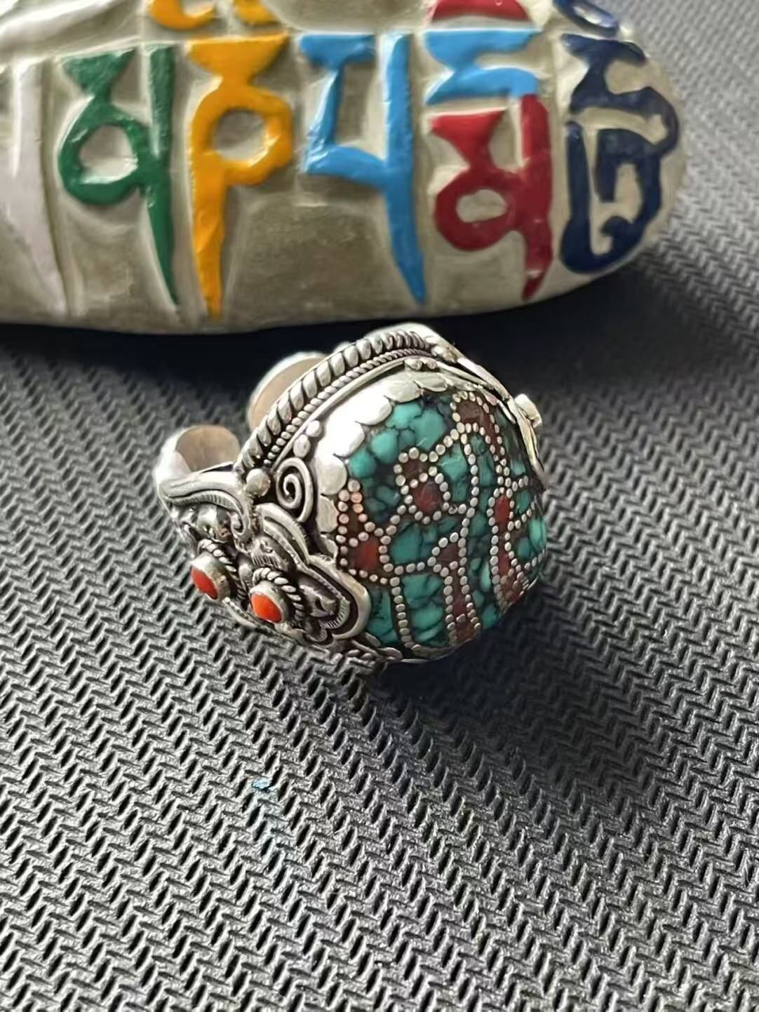 5.Exquisite 925 silver turquoise ring from the Tibetan Buddhist Jewelry Culture collection, blending vintage jewelry art with hand-painted details.