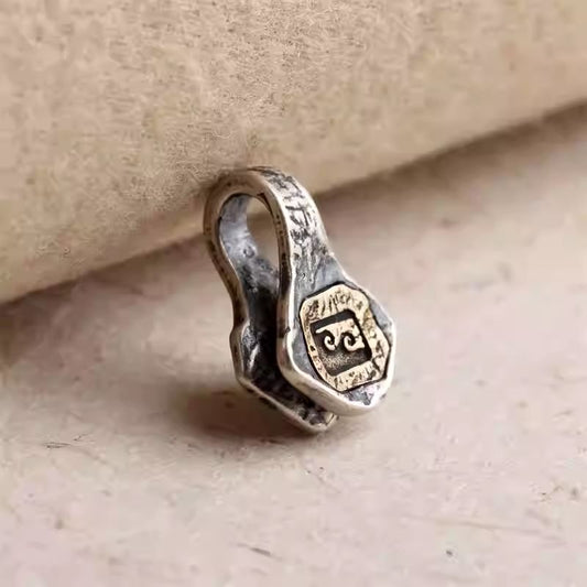  Handmade 925 sterling silver mala clip featuring copper-inlaid auspicious cloud patterns, a masterpiece of Tibetan Buddhist Jewelry Culture and Jewelry art.
