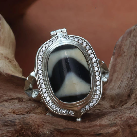  Handmade 925 silver Medicine Buddha ring, a symbol of healing in Tibetan Buddhist Jewelry Culture and jewelry art.