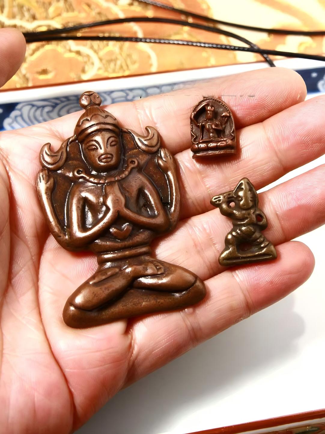 Alt text: Featuring Manjusri Buddha and a four-armed Guanyin, this Lima copper statue with a Vajra hand is a symbol of wisdom and protection. Handcrafted and painted with care, it embodies the essence of Tibetan Buddhist art.