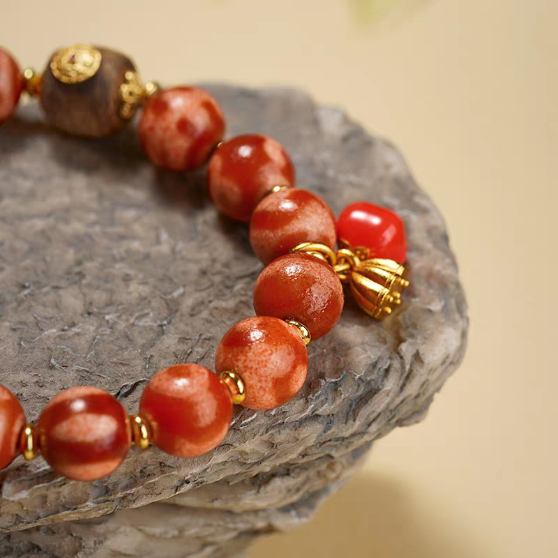 Darlo Red Agate Multi-Treasure Dzi bracelet, handcrafted in Tibetan Buddhist jewelry culture, offering protection, prosperity, and exquisite jewelry art.
