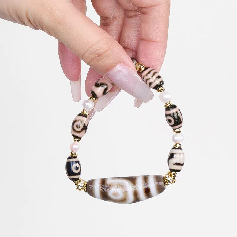 Handmade cow horn Dzi beads wrist mala, reflecting Tibetan Buddhist jewelry culture and exquisite jewelry art craftsmanship.