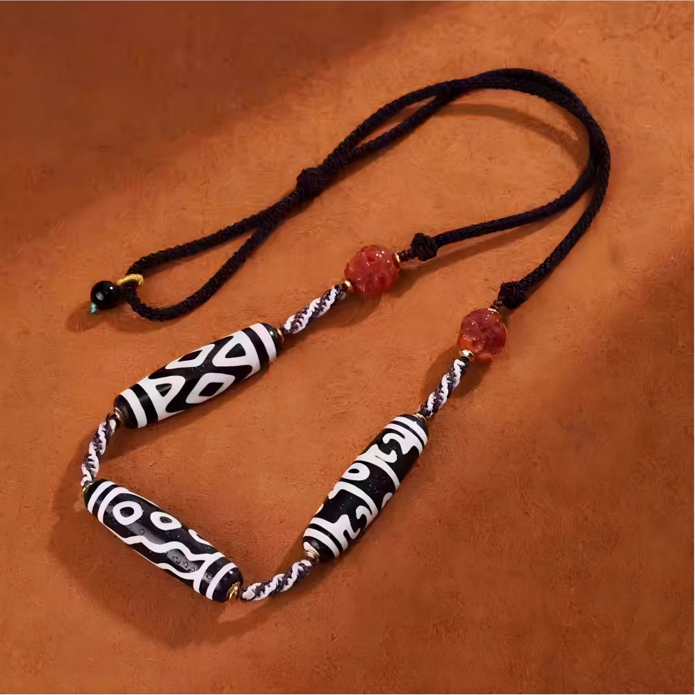 Tibetan Buddhist Jewelry Culture pure black and white phoenix eye six-eyed Dzi necklace. A powerful piece of jewelry art in natural agate. Source