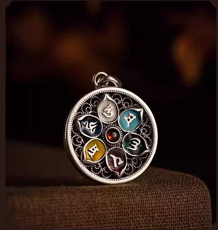 Handmade silver lotus mantra pendant, circular design, combining Tibetan Buddhist culture with vintage ethnic style, ideal for peace, protection, and gifts.