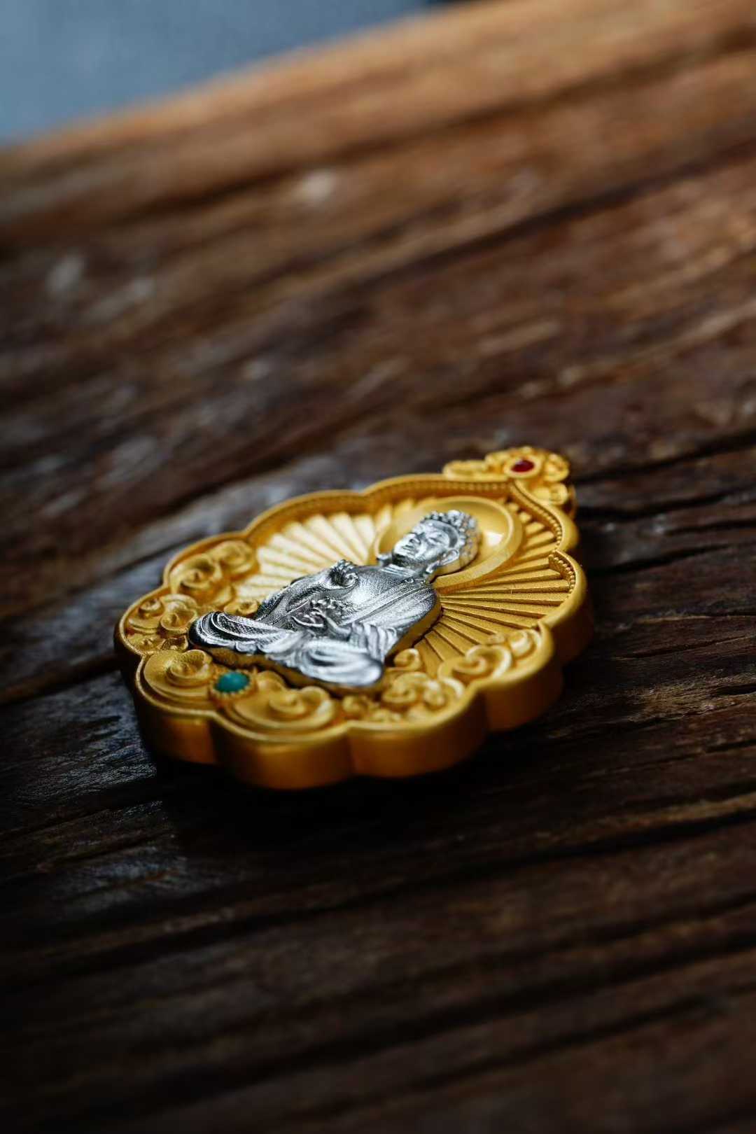 "Detailed craftsmanship of S925 silver Amitabha Buddha pendant, merging Tibetan Buddhist Jewelry Culture with high-quality Jewelry Art design."