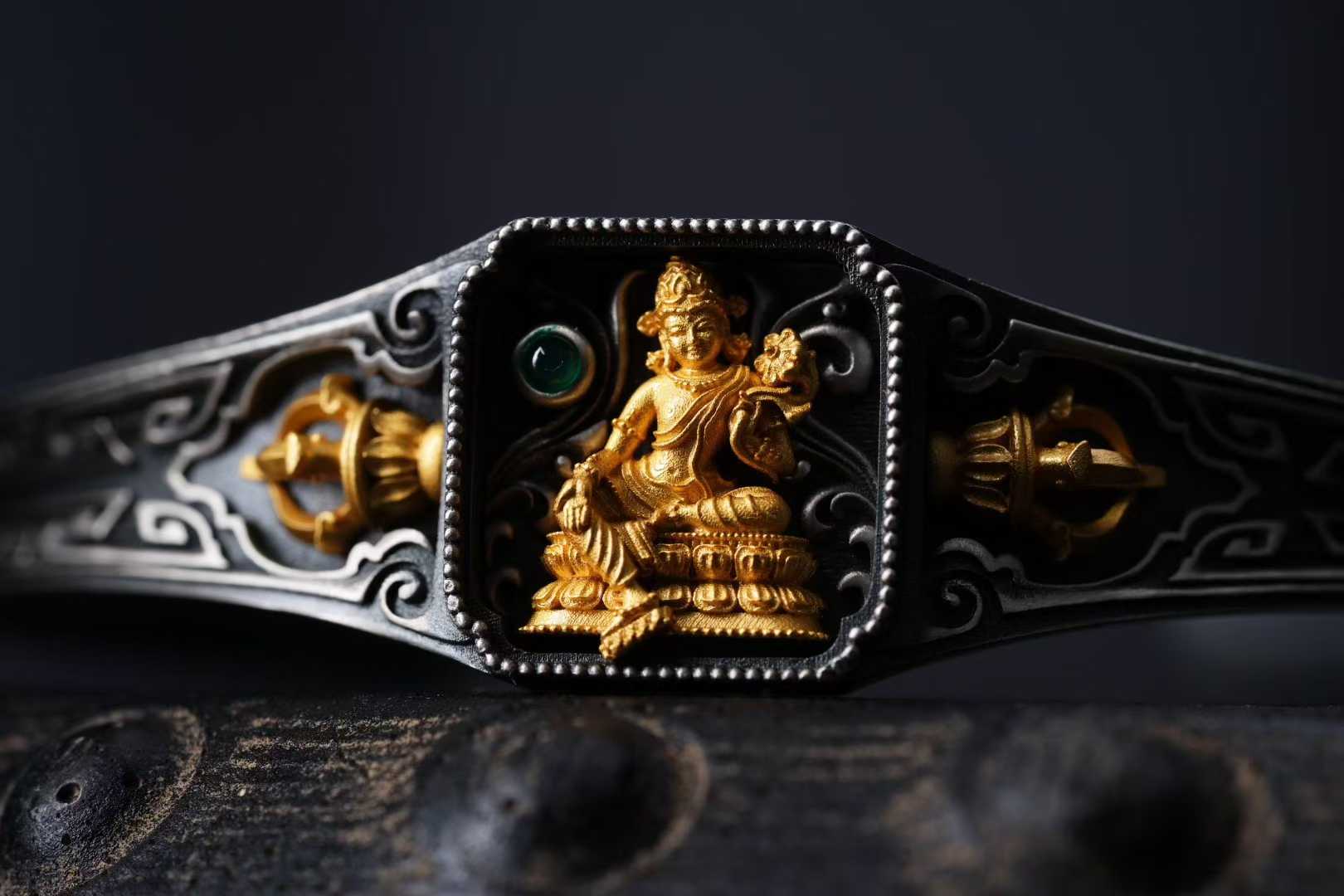 "S925 silver Green Tara bangle showing detailed side craftsmanship, reflecting Tibetan Buddhist Jewelry Culture and exquisite Jewelry Art aesthetics."
