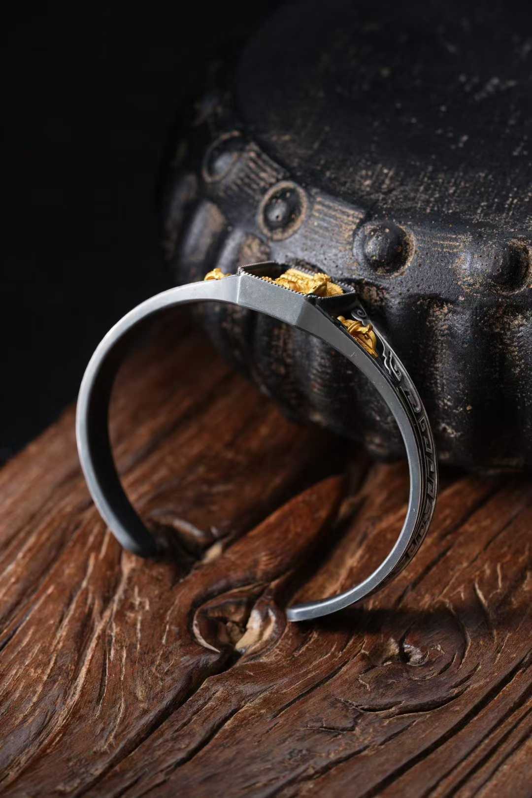 "S925 silver Green Tara bangle featuring detailed craftsmanship, combining Tibetan Buddhist Jewelry Culture symbolism with high-quality Jewelry Art design."