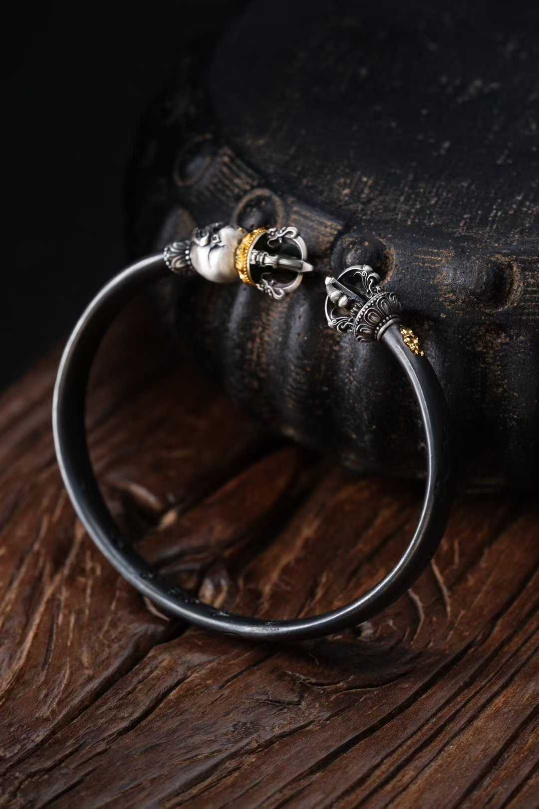 "S925 silver Skull Vajra bangle showing detailed side craftsmanship, reflecting Tibetan Buddhist Jewelry Culture and exquisite Jewelry Art aesthetics."