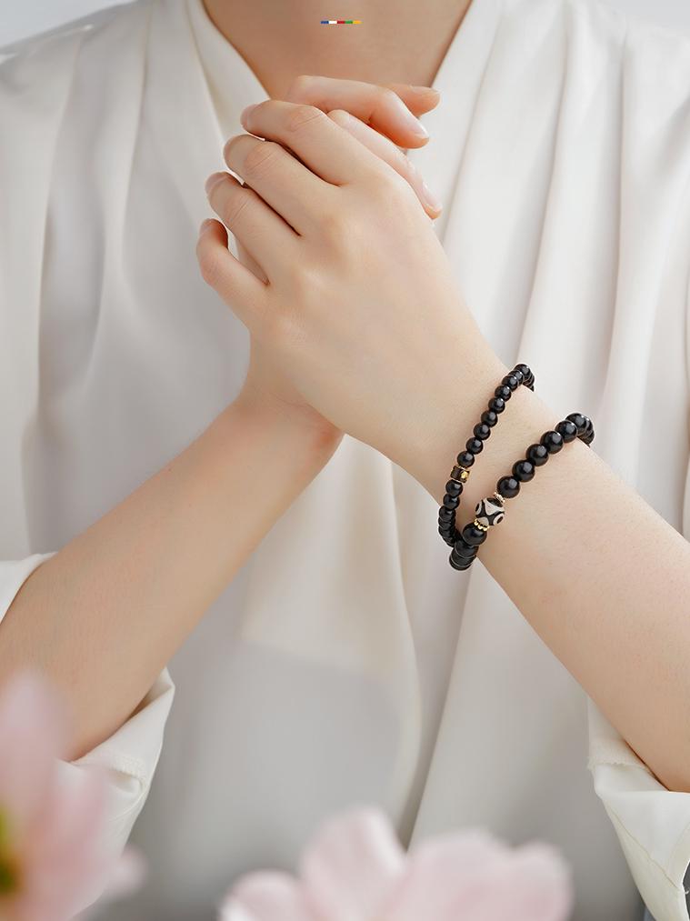 A handmade sandalwood bracelet for a spiritual journey, perfectly combining Tibetan Buddhist philosophy with jewelry artistry.