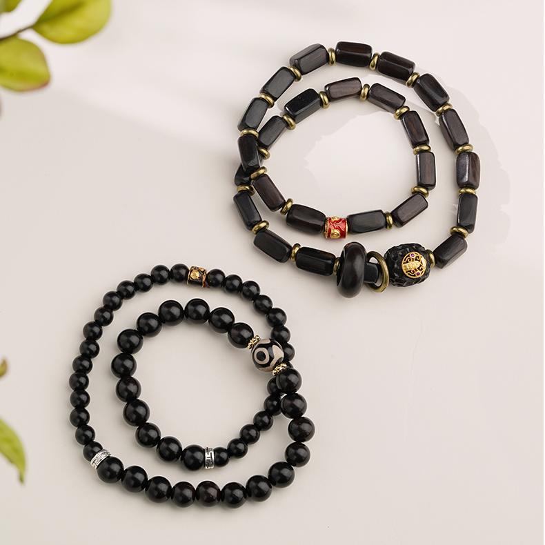  An ethereal and harmonious hand-painted sandalwood bracelet, reflecting the depth and beauty of Tibetan Buddhist culture.