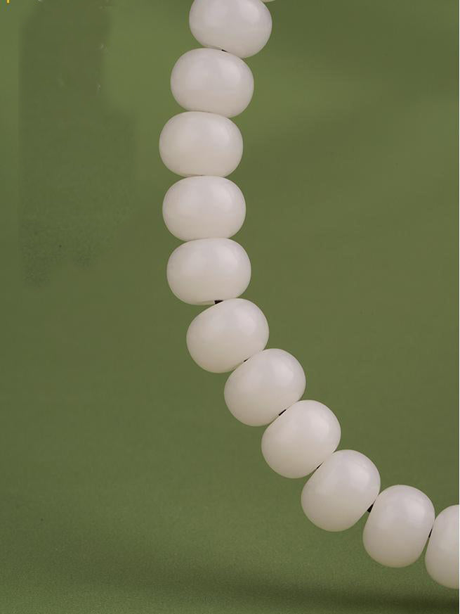 Cloud and snow design Bodhi mala bracelet for meditation practice, blending Tibetan Buddhist jewelry culture with spiritual jewelry art.