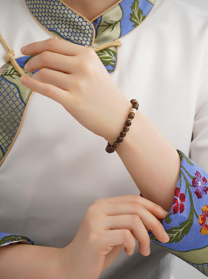  Hand-painted Mountain Snow agarwood beads in Tibetan Buddhist jewelry tradition, showcasing snow-capped peak designs for meditation practice.