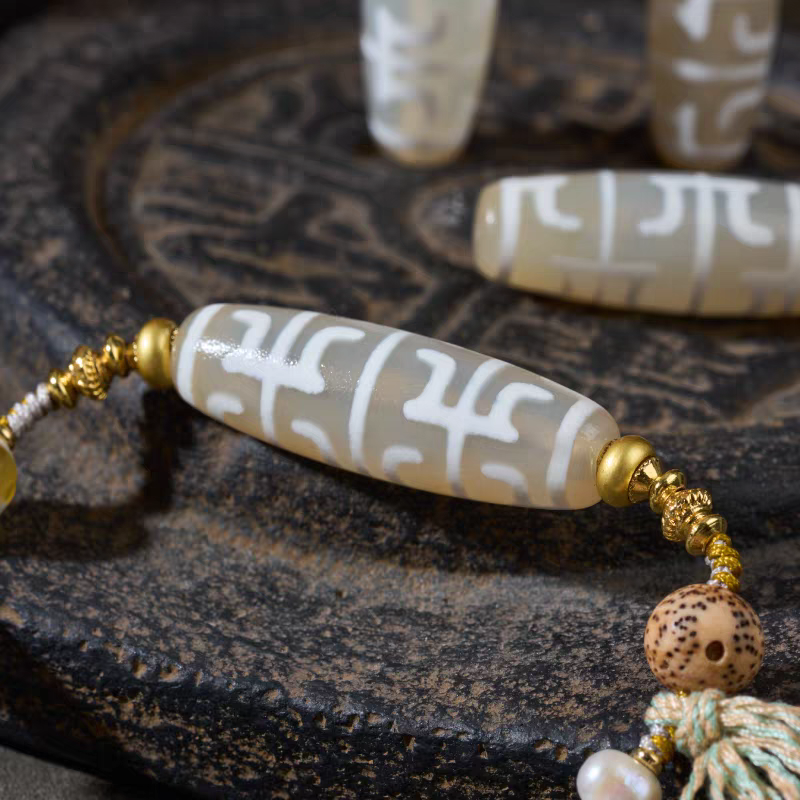  Exquisite natural agate Lotus Guru Rinpoche necklace for spiritual protection, rooted in Tibetan Buddhist sacrificial implements culture and jewelry art.