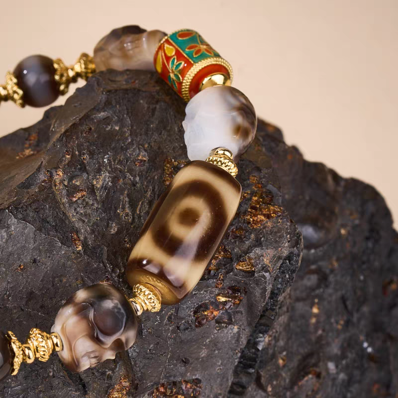 Exquisite Citipati skull and three-eyed multi-pattern Dzi jewelry, a spiritual artifact rooted in Tibetan Buddhist sacrificial implements culture.