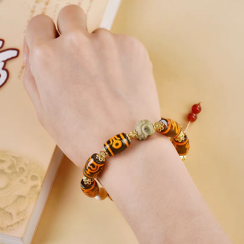  Exquisite Qingke grain-shaped natural agate multi-totem Dzi jewelry, a spiritual artifact rooted in Tibetan Buddhist sacrificial implements culture.