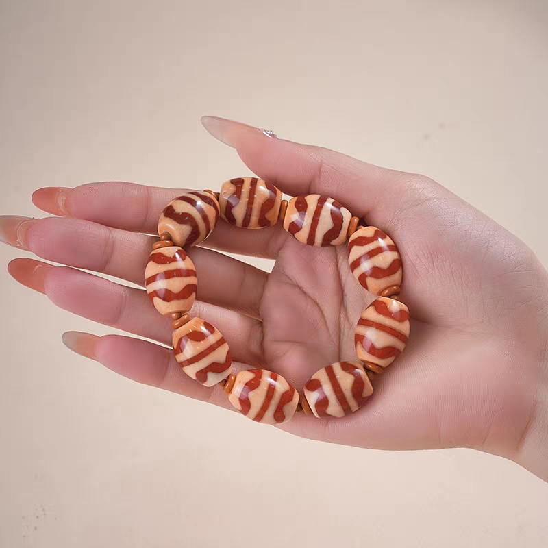  Exquisite red meat natural agate Darlok style Dzi jewelry, a spiritual artifact rooted in Tibetan Buddhist sacrificial implements culture for courage.

