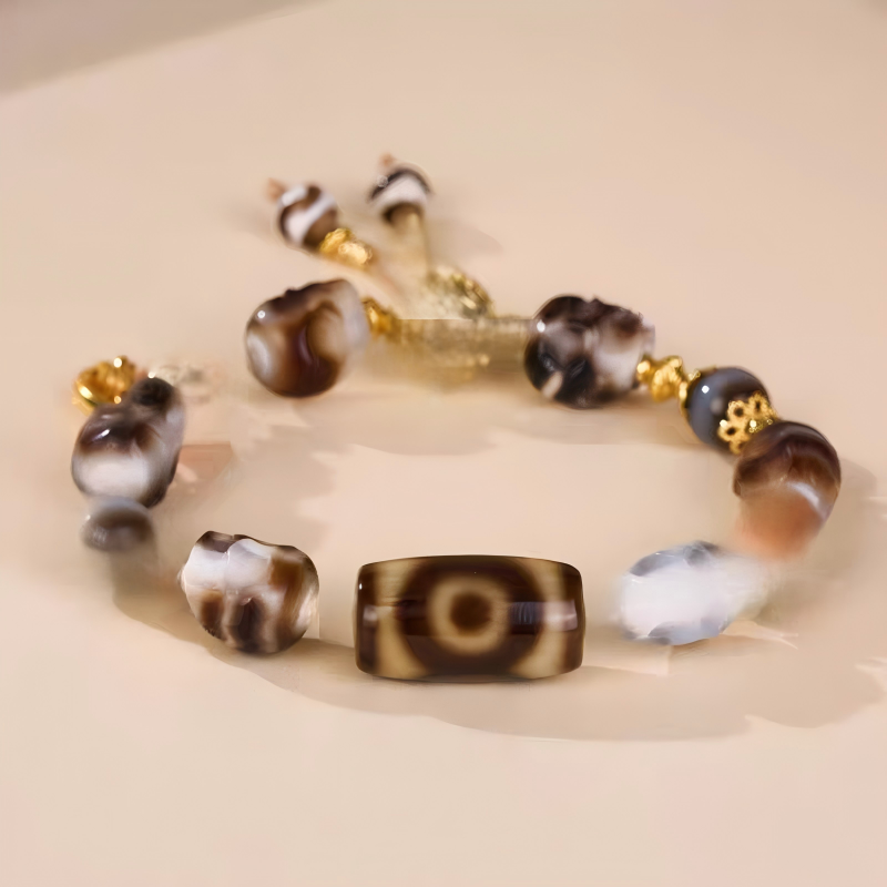 Purely handmade black and white Panda Citipati skull Dzi beads. A high-value wearable artifact of Tibetan Buddhist sacrificial implements culture.
