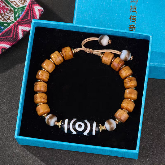 Purely handmade Panda-colored three-eye Dzi beads. A high-value wearable artifact of Tibetan Buddhist sacrificial implements culture.
