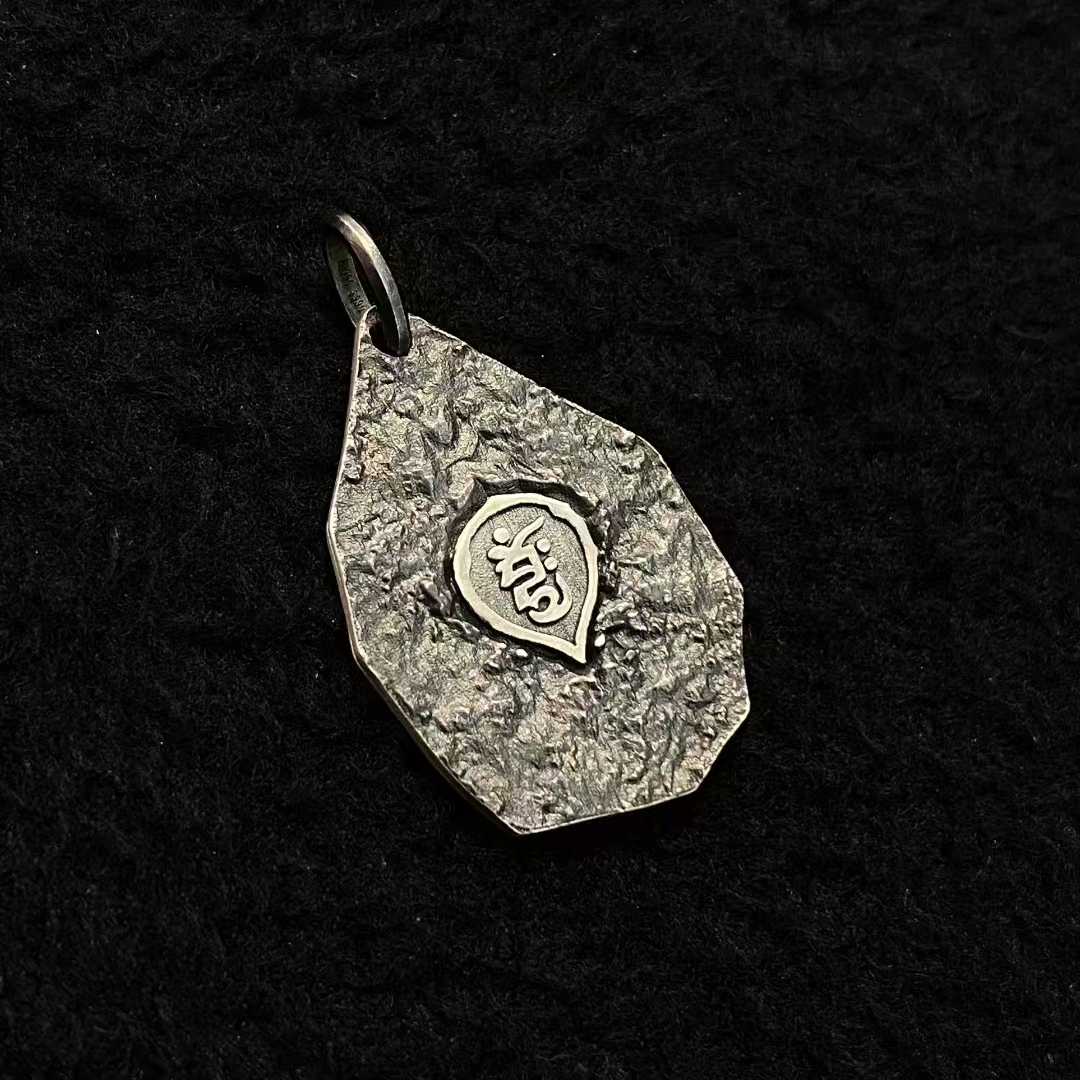 A masterpiece of Tibetan Buddhist jewelry art, this pure gold and silver Shri Devi guardian pendant showcases exquisite inlaid craftsmanship for spiritual safeguarding.