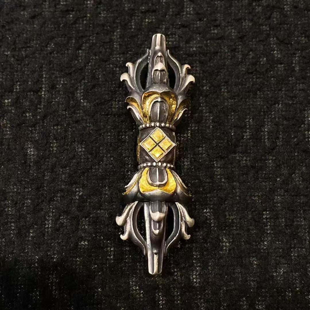 "Handcrafted Vajra pendant made of Au990 gold and S925 silver, inspired by Tibetan Buddhist jewelry culture, featuring fine silver setting craftsmanship and traditional jewelry art."