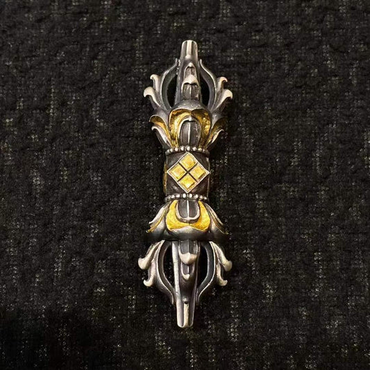 "Handcrafted Vajra pendant made of Au990 gold and S925 silver, inspired by Tibetan Buddhist jewelry culture, featuring fine silver setting craftsmanship and traditional jewelry art."
