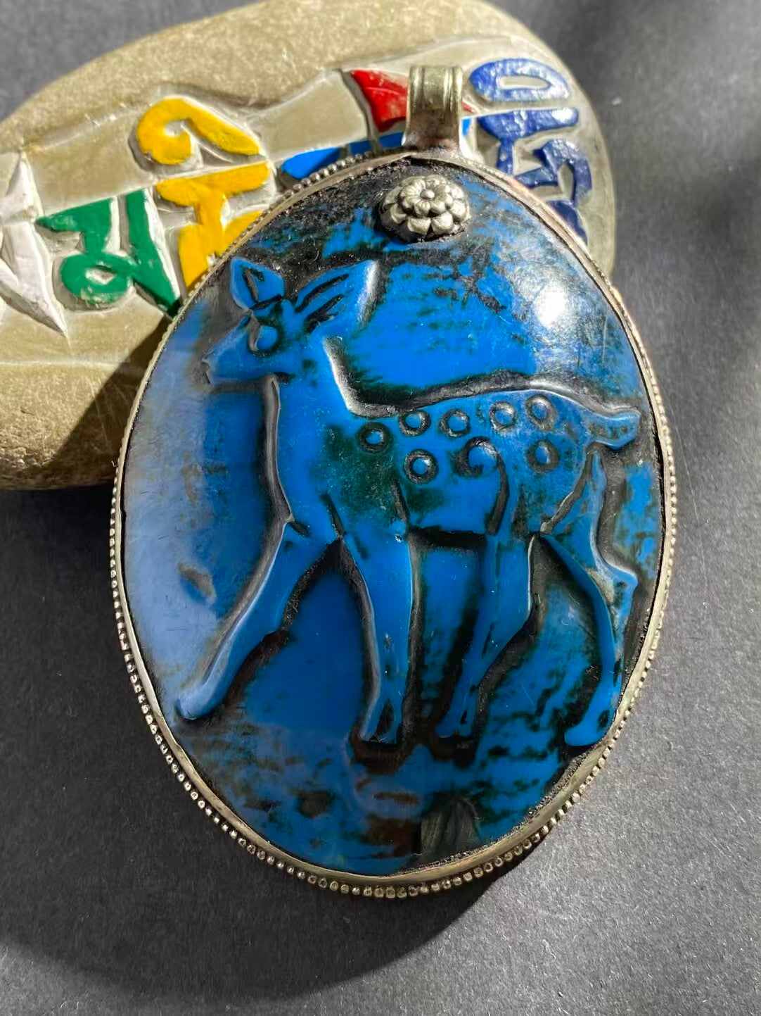 Pure hand-carved shell pendant, reflecting Tibetan Buddhist jewelry culture. This pendant represents balance, peace, and harmony, making it a perfect spiritual accessory.