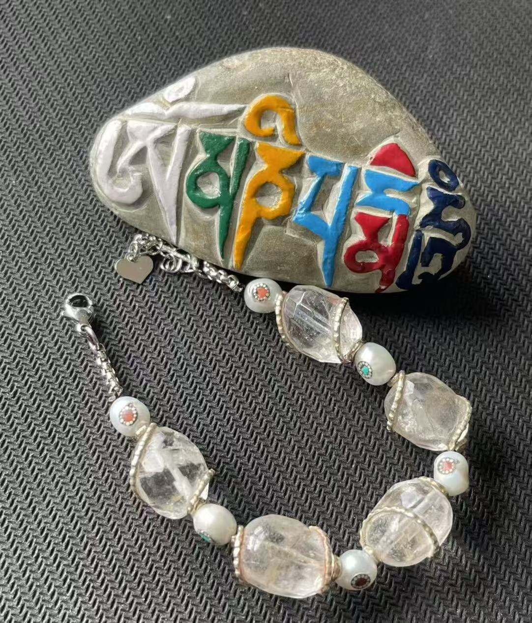 White Water Well Treasure jewelry with a simple style design, perfectly blending Tibetan Buddhist jewelry culture and modern jewelry art, reflecting a subtle and profound spiritual essence.