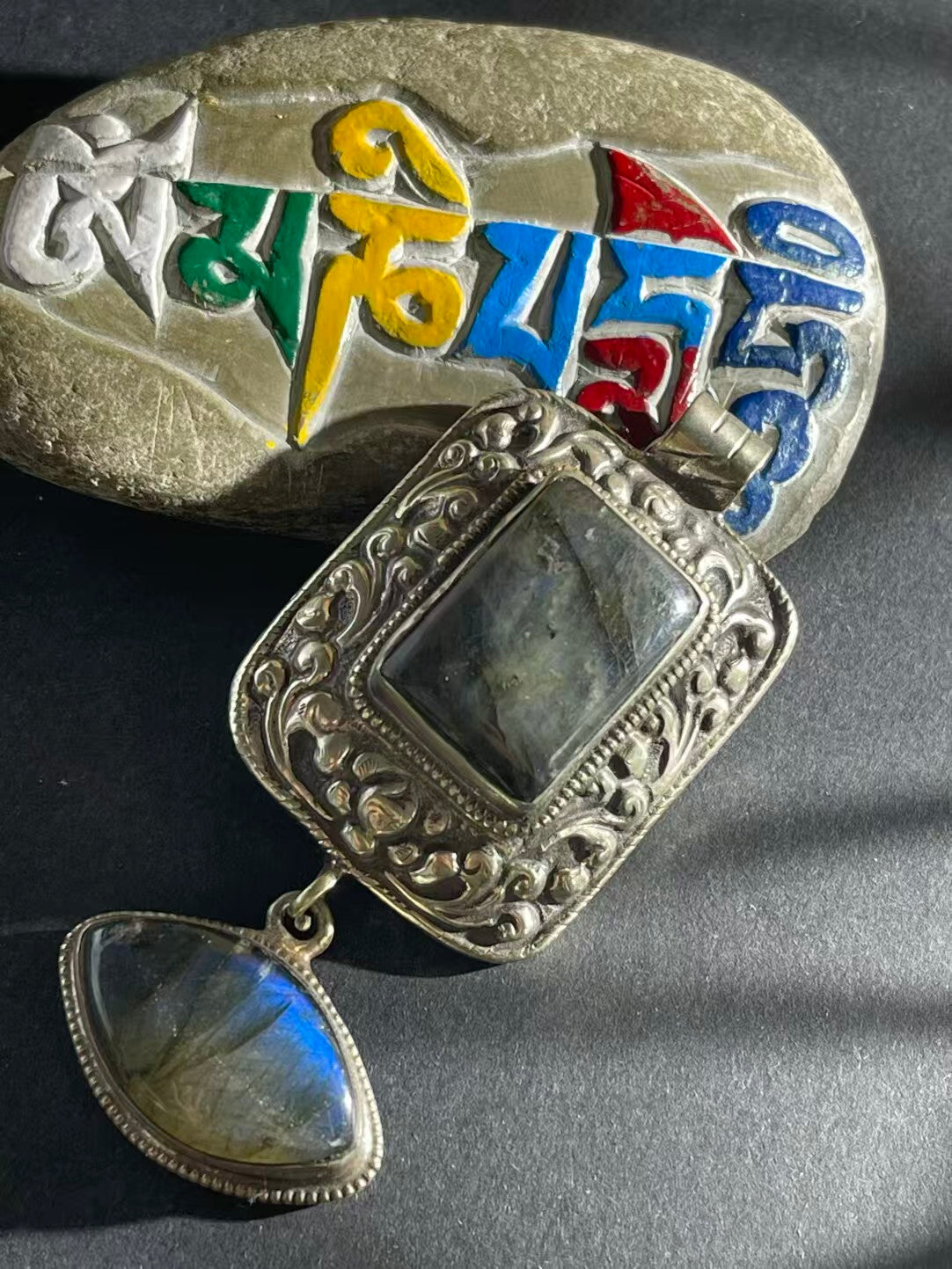Pure hand-painted Labradorite pendant with Tibetan Buddhist craftsmanship. A meaningful symbol of spiritual protection and enlightenment, perfect for meditation.
