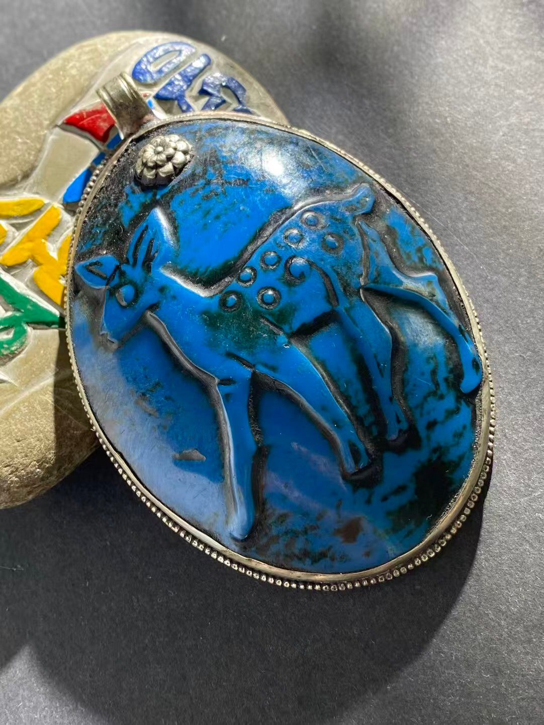 Hand-painted carved shell pendant, showcasing Tibetan Buddhist craftsmanship. A beautiful and meaningful accessory representing inner peace and spiritual strength.
